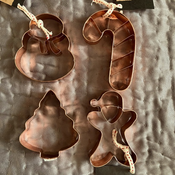 NWT Set of 4 Winter Cookie Cutters - Picture 1 of 3